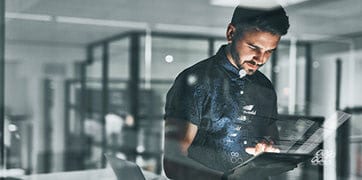 一位男士在使用平板设备